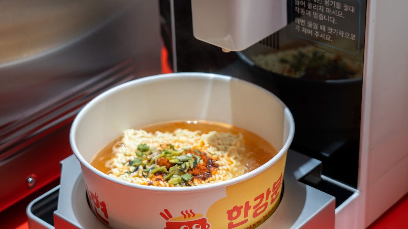 라면 자판기에서 끓고 있는 라면